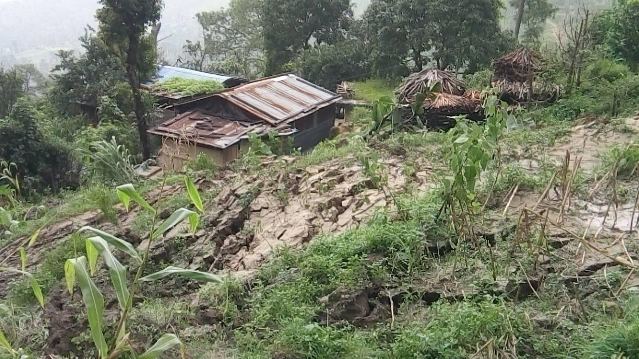 कैलालीको चुरेमा जमिन भासिँदा पुरै बस्ती जोखिममा 